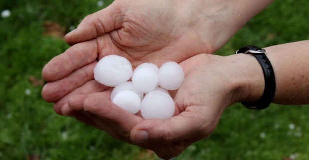 Hagelkörner in einer Hand.