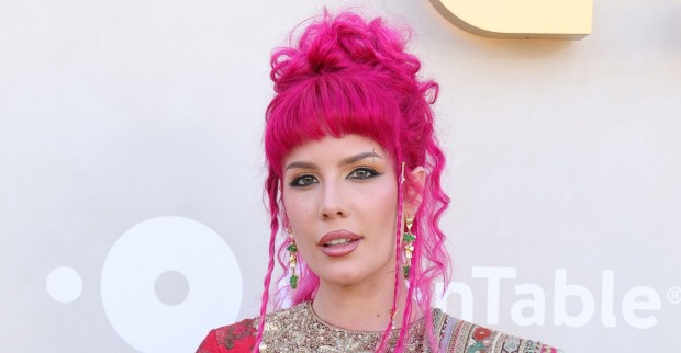 Sängerin Halsey mit pinken hochgesteckten Haaren.