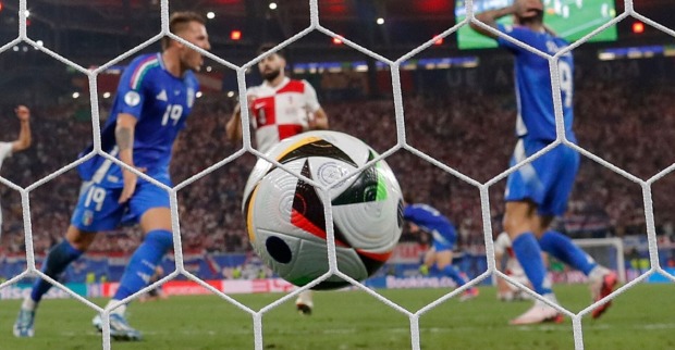 Ball fliegt ins Tor