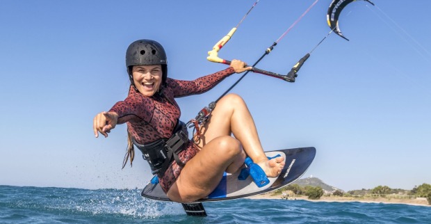 Frau am Kite vor der Insel Rhodos