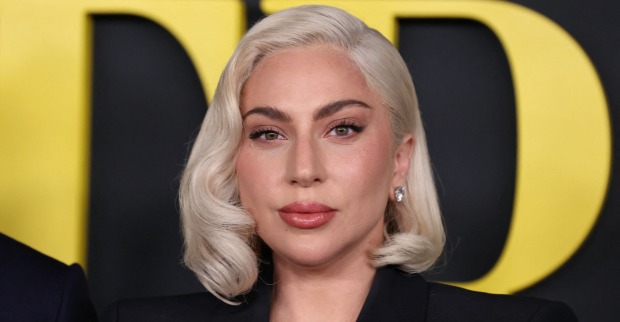 Lady Gaga mit gewellten schulterlangen blonden Haaren.