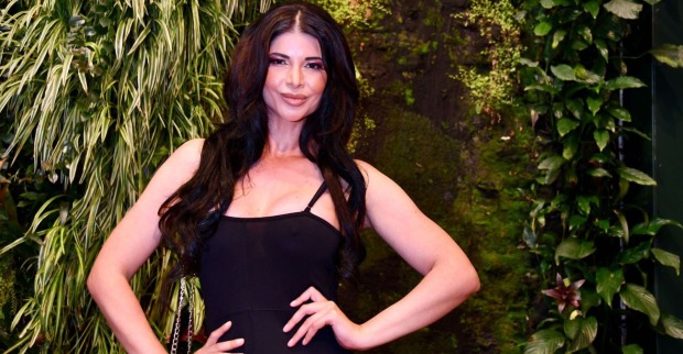 Micaela Schäfer mit einem schwarzen Top und langen schwarzen Haaren.