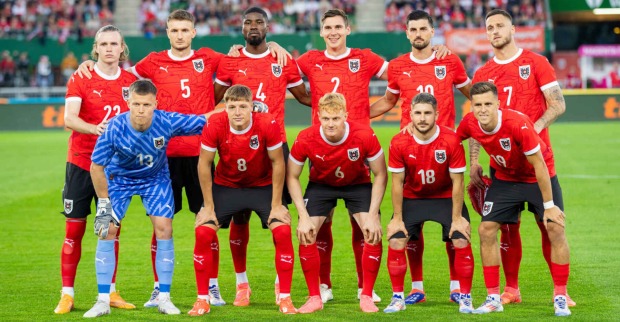 Eine Gruppe von Fußballspielern in roten Trikots