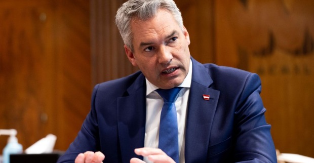 Bundeskanzler Karl Nehammer im Gespräch in seinem Büro