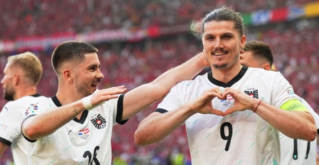 Sabitzer zeigt im Stadion ein Herz mit den Händen