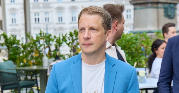 Oliver Pocher mit einem blauen Sakko und einem weißen T-Shirt.