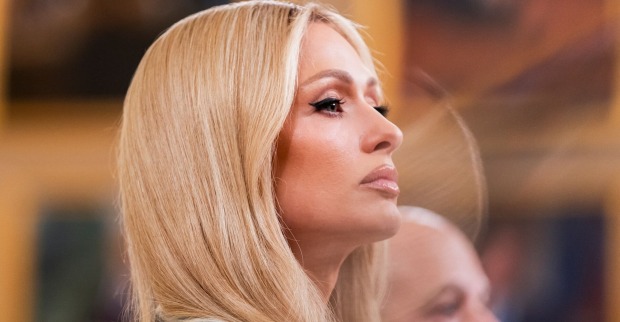Paris Hilton mit blonden Haaren.