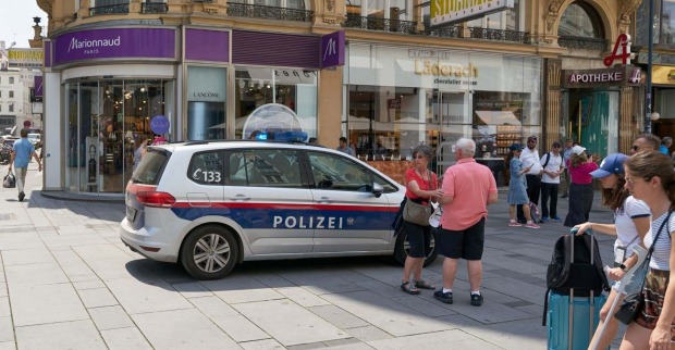 Ein Polizeiauto in einer Wiener Einkaufsstraße.