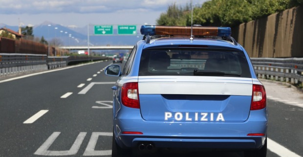 Ein italienisches Polizeiauto auf der Autobahn.
