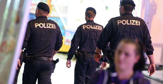 Drei Polizisten von hinten.