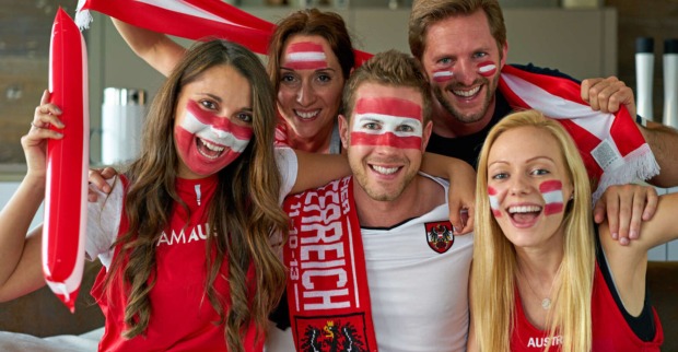 Mehrere österreichische Fußball-Fans schauen sich ein Spiel an
