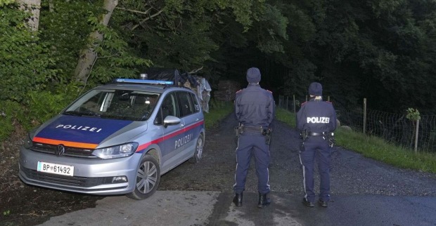 Zwei Polizisten am Einsatzort in St. Marein bei Graz.