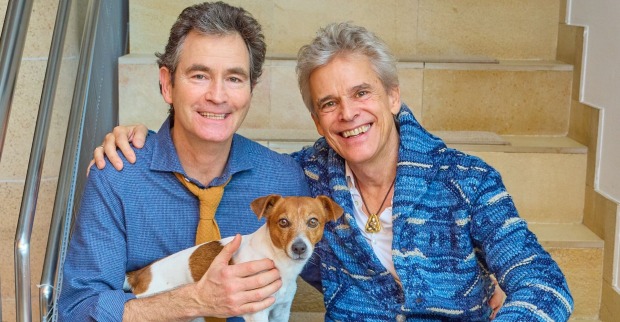 Thomas Brezina und sein Ehemann Ivo Belajic und Hund Joppy in einem blauen Hemd.
