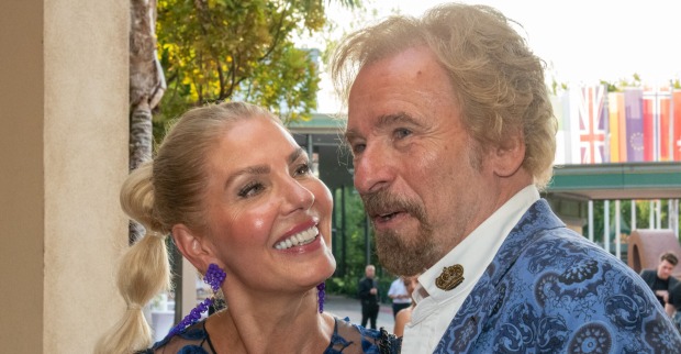 Karina Mross mit Thomas Gottschalk. Sie trägt einen blonden langen Zopf.