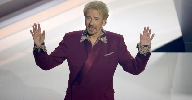 Thomas Gottschalk mit einem violetten Anzug.