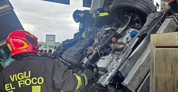 Feuerwehrleute im Einsatz, der Unfallwagen im Hintergrund.