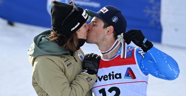 Michelle Gisin und Luca de Aliprandini küssen sich nach einen Skirennen.