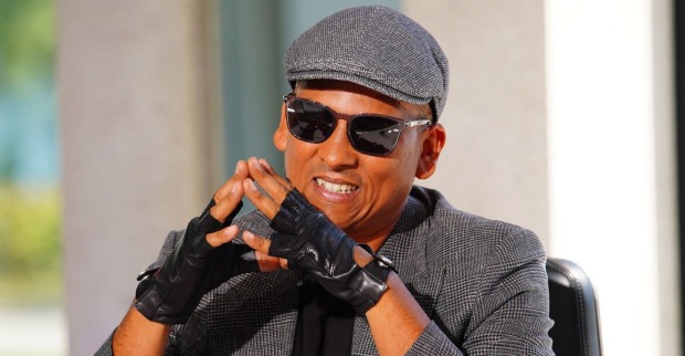 Xavier Naidoo mit einer Brille, einer Kappe und schwarzen Handschuhen
