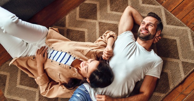 Frau und Mann liegen zusammen am Boden | Credit: iStock.com/Valerii Apetroaiei