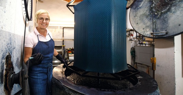 Maria Wagner bei der Arbeit in ihrer Blaudruckerei.
