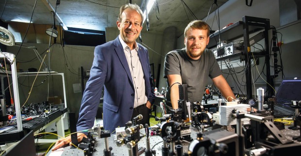 Peter Burgholzer mit Forscher Ivan Zorin in dessen Labor für Quantensensorik bei Recendt. Damit kann deutlich genauer gemessen werden als mit optischen oder akustischen Methoden.