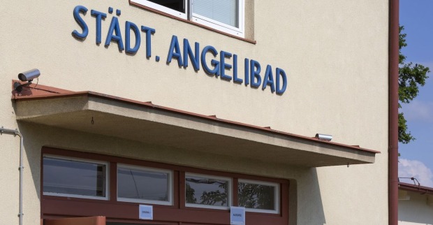 Eingang des Angelibad in Wien.