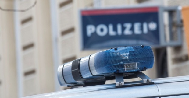Blaulicht auf einem Streifenwagen vor einer Polizeistation