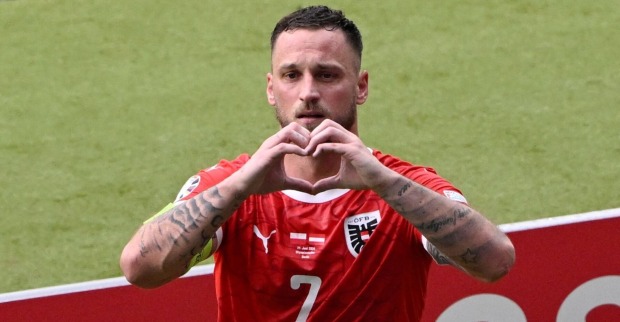 Marko Arnautovic formt mit seinen Hand ein Herz.
