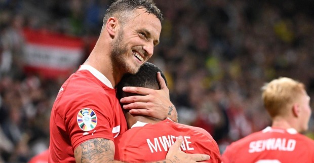 Marko Arnautovic umarmt auf dem Platz Teamkollege Phillipp Mwene.