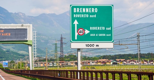 Schild "Brennero" auf der italienischen Brennerautobahn