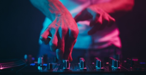 Ein DJ an den Turntables.