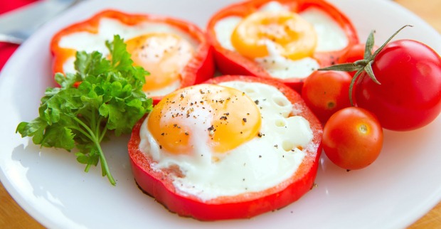 Ei-Paprika-Blumen auf einem Teller | Credit: iStock.com/AlekZotoff