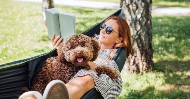 Frau liest ein Buch in der Hängematte | Credit: iStock.com/Solovyova