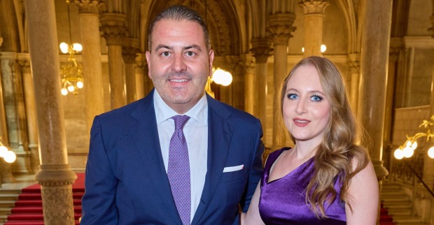 FPÖ Politiker Leo Kohlbauer mit einem blauen Anzug und Jacqueline in einem violetten Abendkleid.
