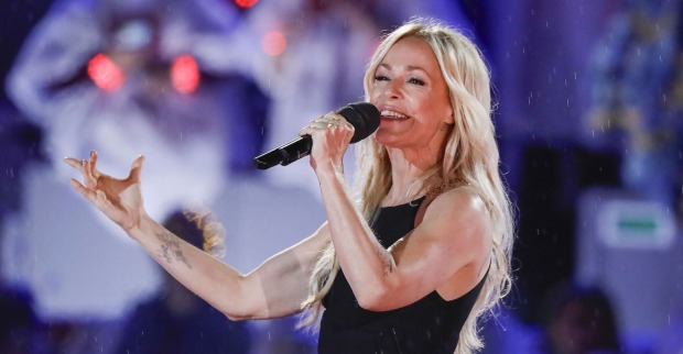 Michelle mit Mikro in der Hand auf der Bühne in Kitzbühel im Juni 2024