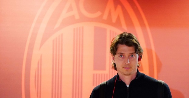 Riccardo Montolivo steht vor rotem Symbol des AC Mailand