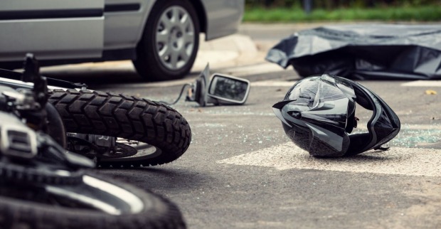 Ein Motorrad liegt nach einem Unfall auf der Straße.