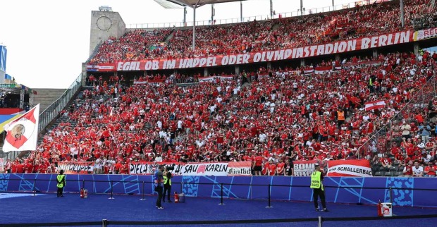 Österreich-Fans im Olympiastadion in Berlin.