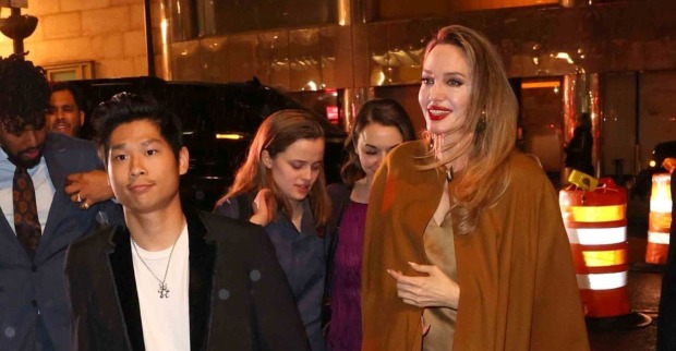 Pax Jolie-Pitt und Angelina Jolie bei einem Event.