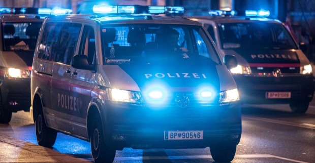 Polizeiautos mit Blaulicht im Einsatz