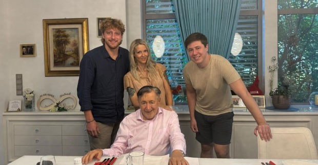 Richard Lugner, Simone Lugner und Richard Lugner Enkel aufgereiht an einem Tisch.