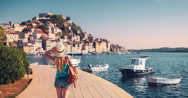Frau steht vor Rovinj | Credit: iStock.com/margouillatphotos