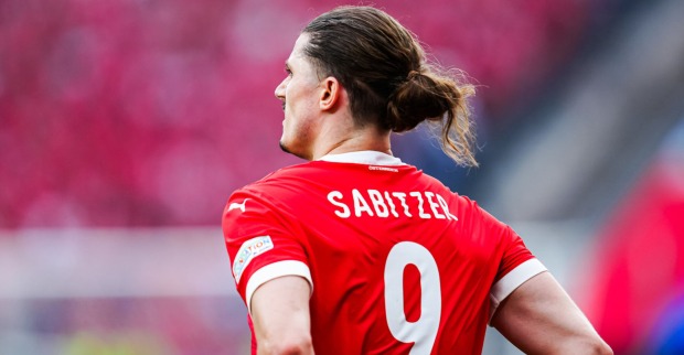 Ein Fußballspieler steht mit dem Rücken zur Kamera am Feld