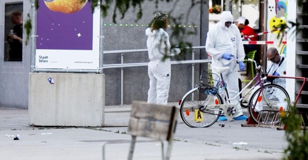 Einsatzkräfte am Tatort am Yppenplatz in Wien-Ottakring.