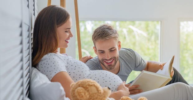 Schwangere Frau liegt im Bett | Credit: iStock.com/Inside Creative House