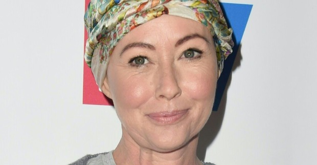 Shannen Doherty mit buntem Kopftuch, lächelnd im Jahr 2016