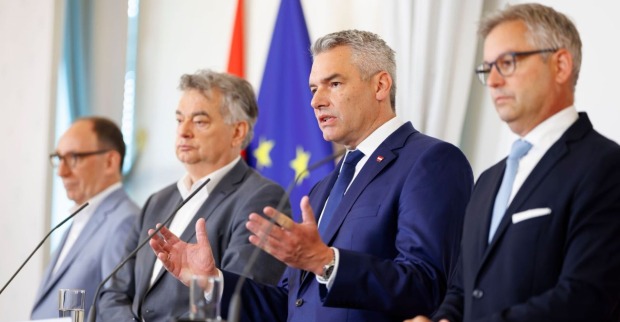 Bundeskanzler Karl Nehammer (m.r.), Vizekanzler Werner Kogler (m.l.), Bundesminister Johannes Rauch (l.)und Bundesminister Magnus Brunner (r.) am Pressefoyer nach dem Ministerrat
