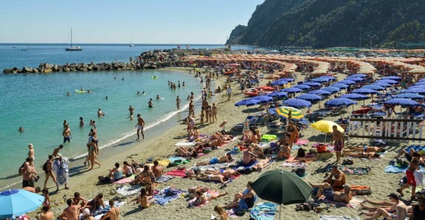 Strand mit vielen Menschen in Italien.
