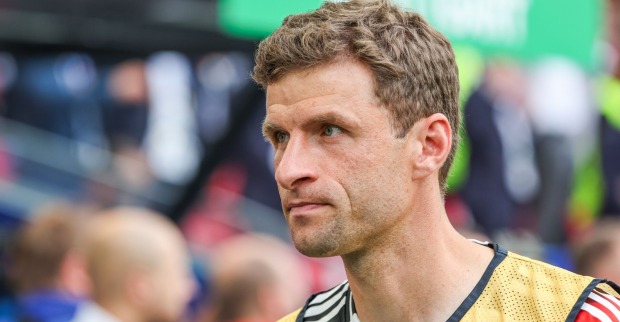 Thomas Müller im Halbprofil im Fußballstadion