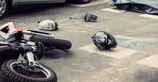 Verunfalltes Motorrad auf der Straße.